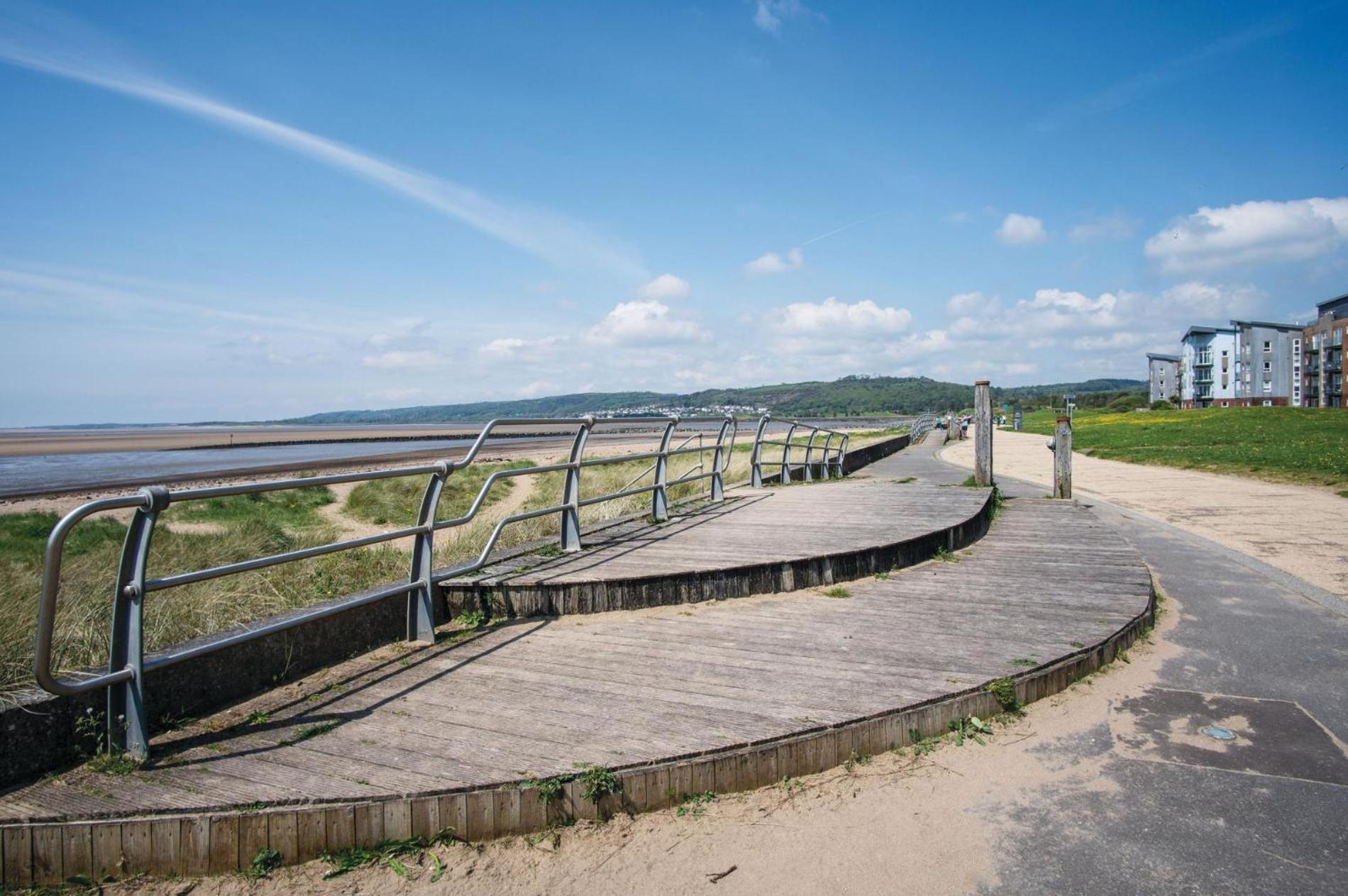 Beach View - 2 Bedroom Apartment - Llanelli Exterior foto