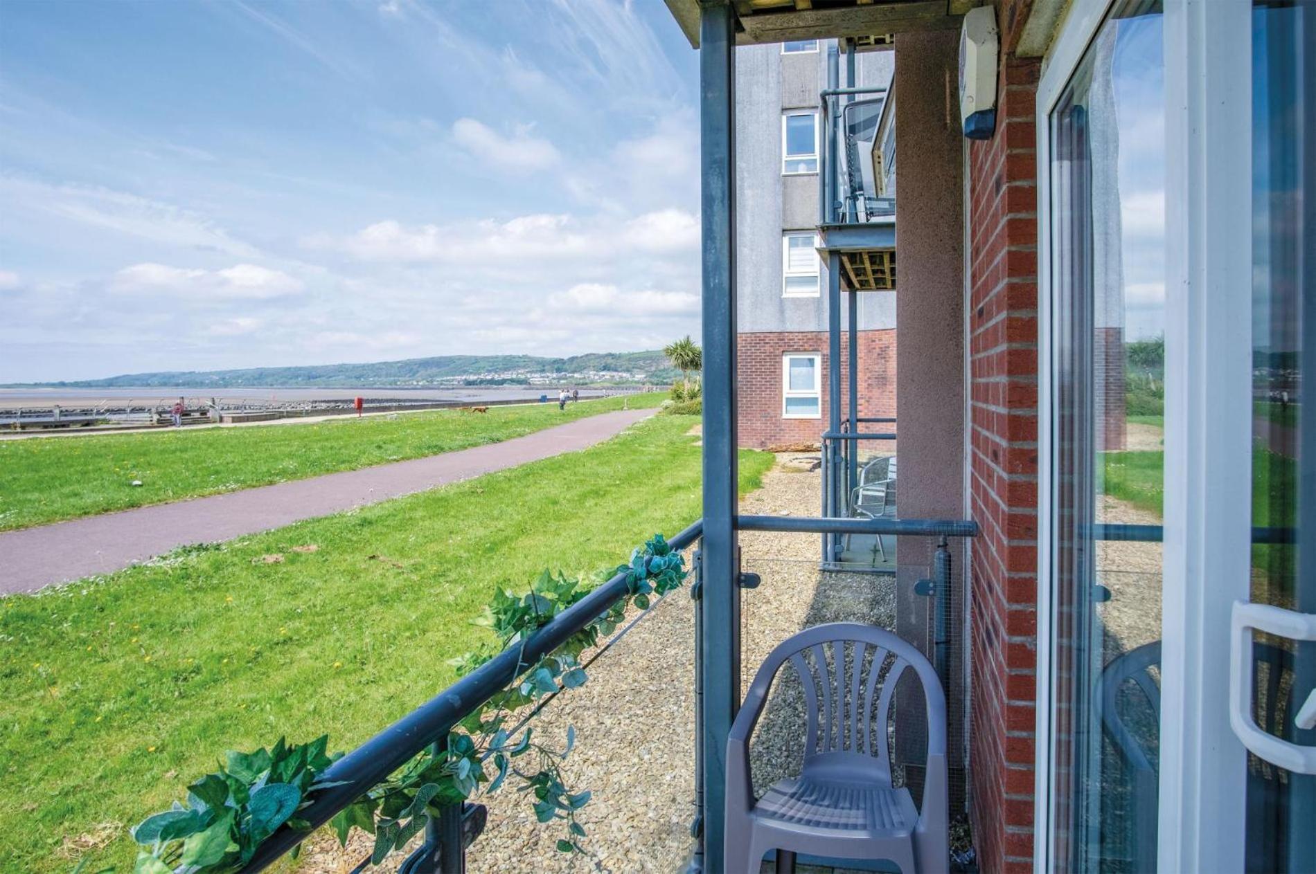 Beach View - 2 Bedroom Apartment - Llanelli Exterior foto